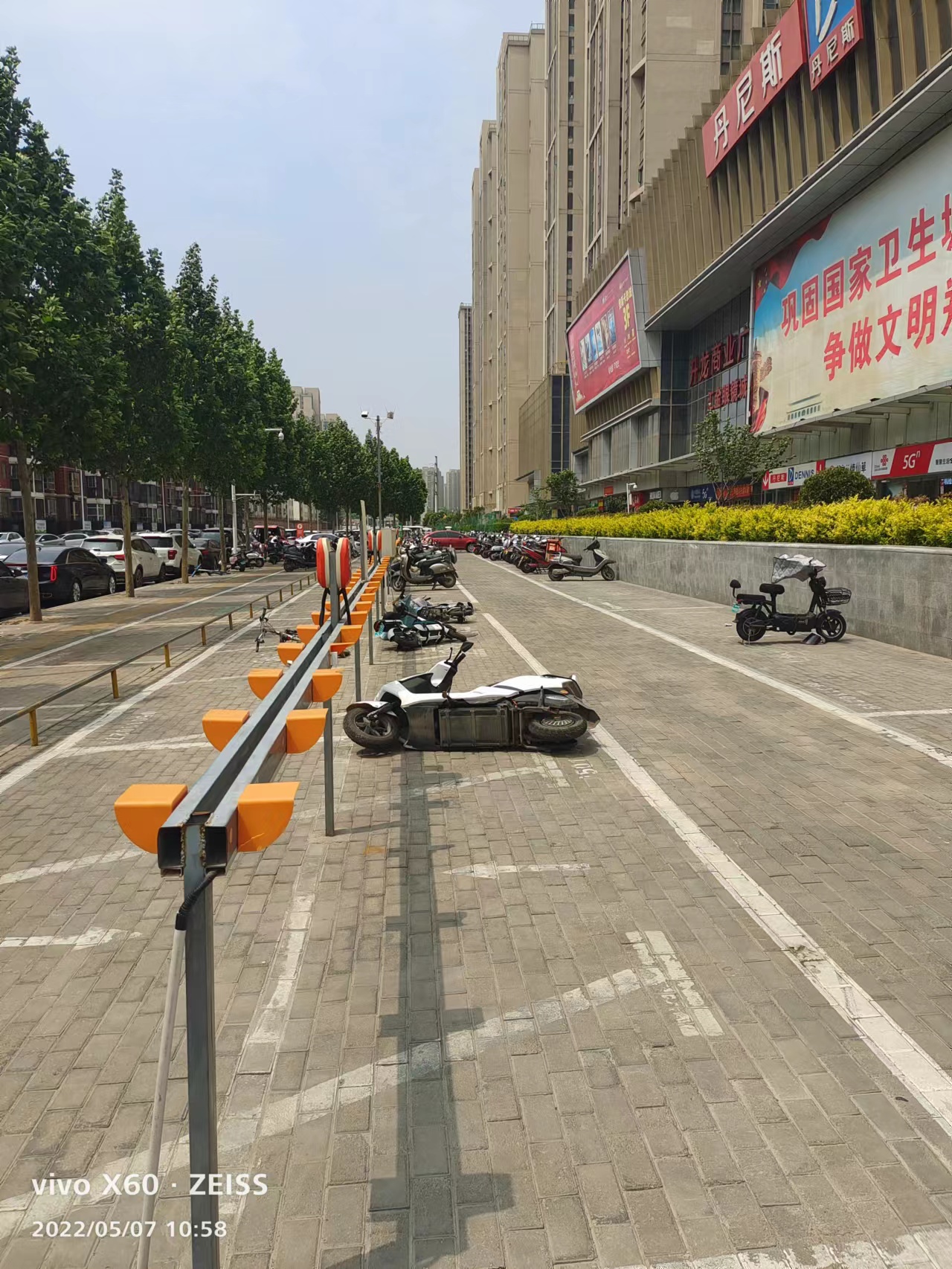 郑州封城期间，街道上行人稀少。